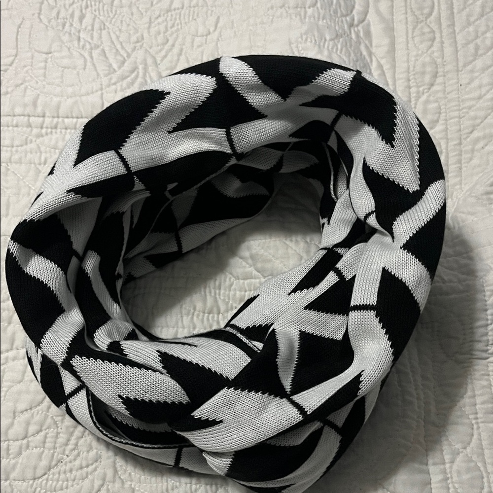 Michael Kors Black & White Geometric Infinity Scarf